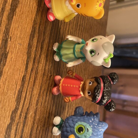 Daniel Tiger’s Neighborhood Family And Friends Figurines Lot Of 7 Figures FRC - Picture 3 of 5